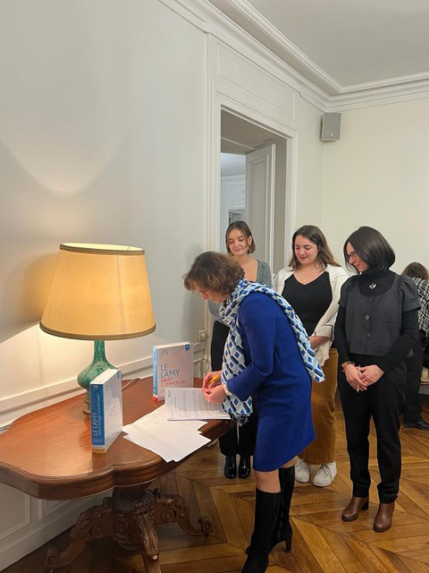 Photo de la signature du partenariat entre le M2 Communication et sociologie du droit et de la justice et Lamy Liaisons