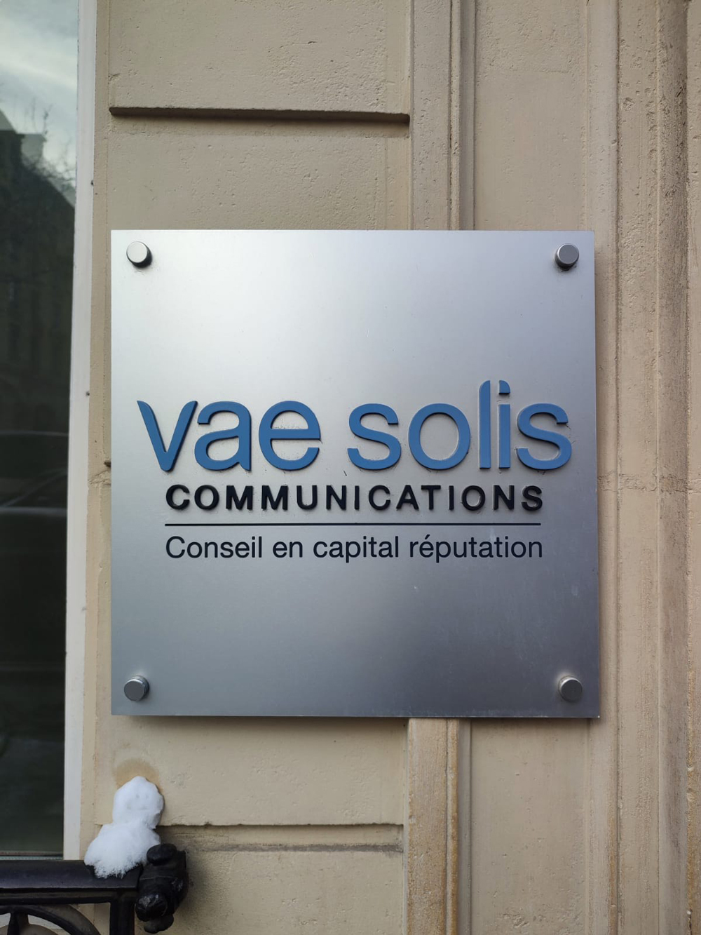 Photo de l'entrée de l'agence Vae Solis, lors de la visite de la promotoin 2023-2024 des étudiants du Comjus