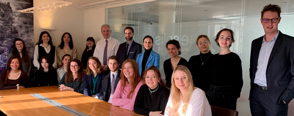 Photo de la promomtion du master Communication et sociologie du droit et de la justice en visite chez Vae Solis