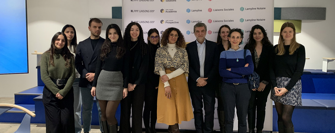 Photo des étudiants du master 2 Communication et sociologie du   droit et de la justice lors de la rencontre avec la société LAMY