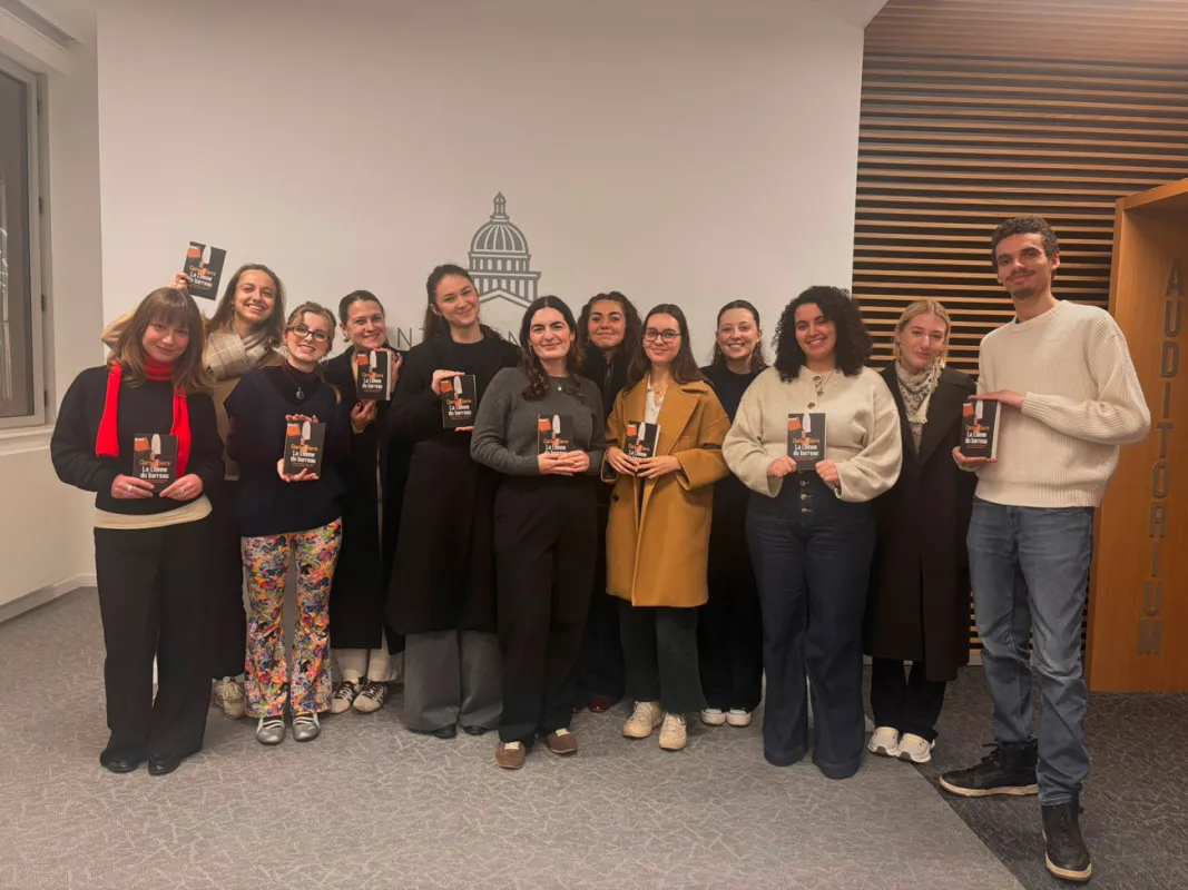 Photo de la promotion 2025-2026 avec leur livre dédicadé par Clarisse Serre